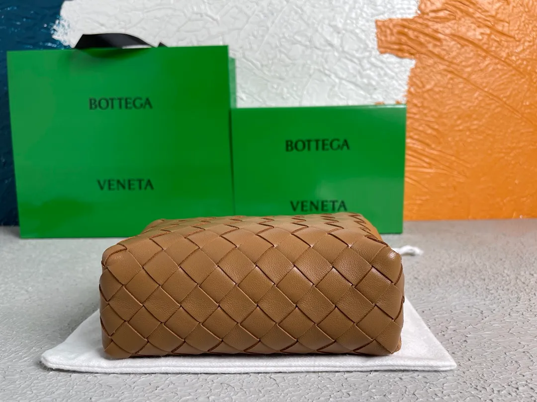 Batch 1160 BOTTEGA VENETA/Bottega 2021 new women's POUCH crossbody bag clutch, lntfecciato woven leather crossbody mini handbag, single internal open pocket, zipper closure, computer embroidered leather shoulder strap can be adjusted in length, model: 9896 Color: caramel Origin: Italy Size: 17*12*8